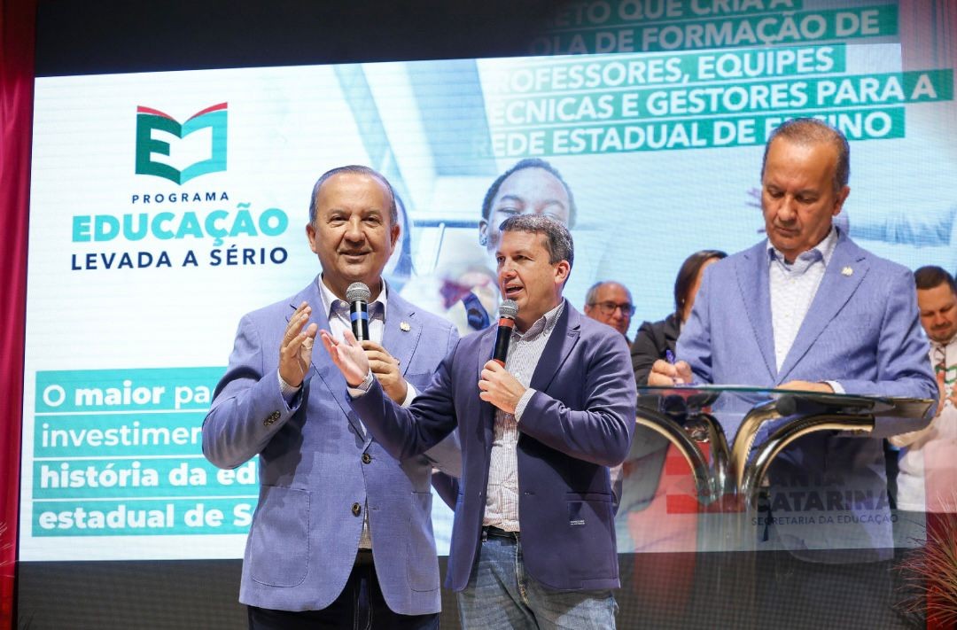 Deputado Camilo Martins participa do lançamento do programa Educação Levada a Sério ao lado do governador Jorginho Mello