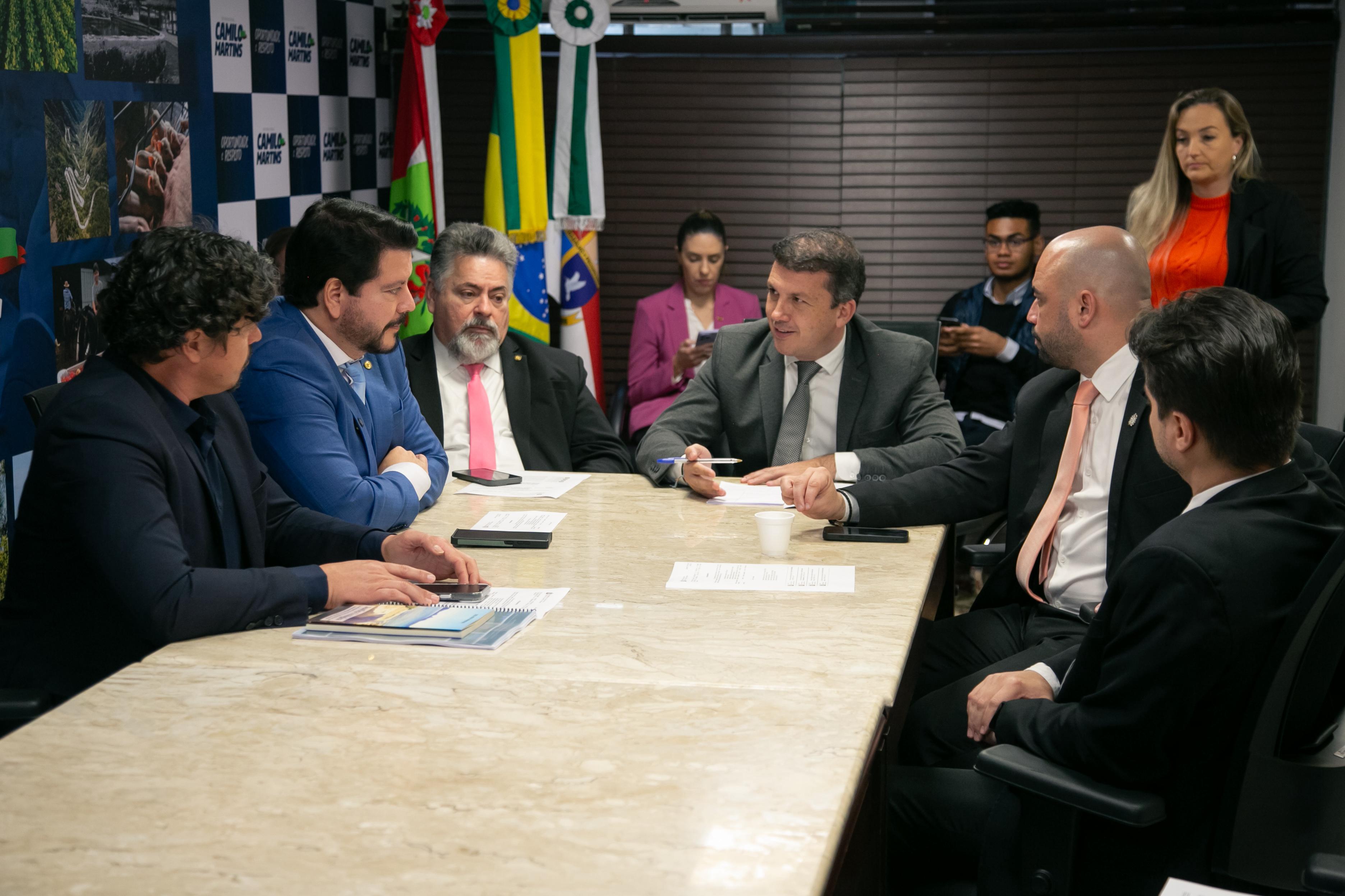 Deputado Camilo Martins coordena reunião com Secretário de Saúde e Bancada da Grande Florianópolis 
